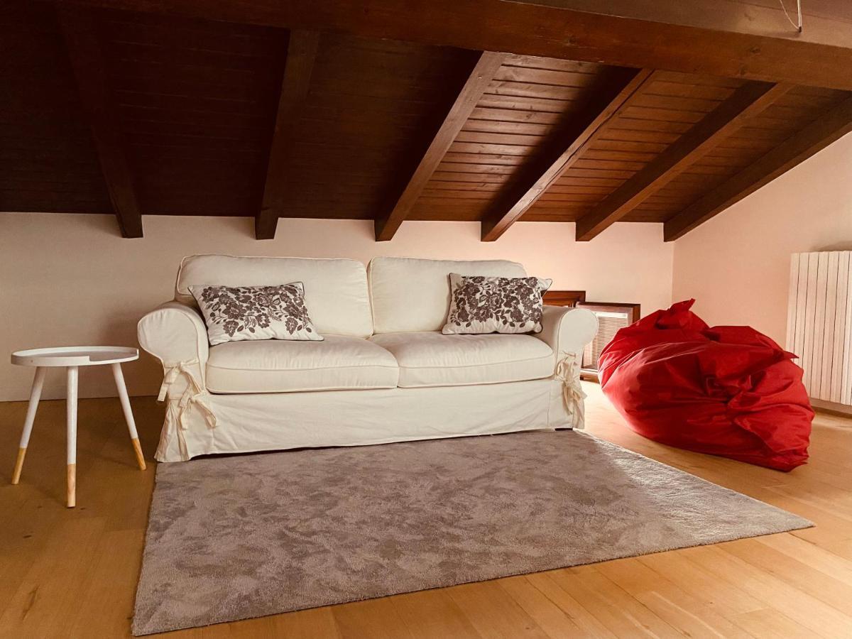 Il Salotto Sul Rio Apartment Мантова Екстериор снимка