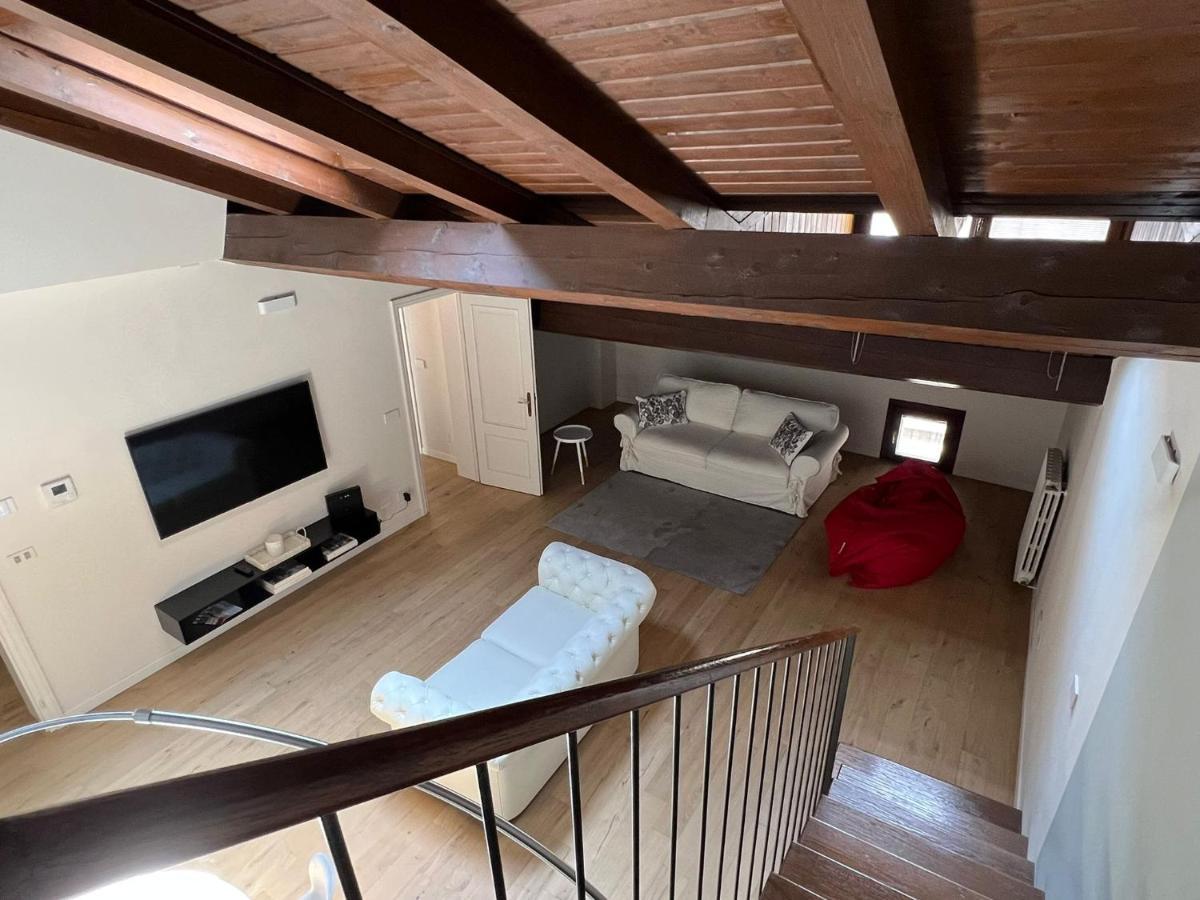 Il Salotto Sul Rio Apartment Мантова Екстериор снимка