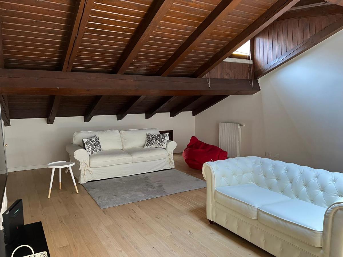 Il Salotto Sul Rio Apartment Мантова Екстериор снимка