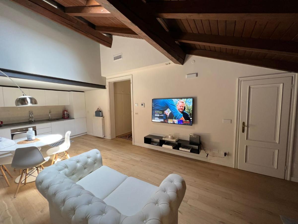 Il Salotto Sul Rio Apartment Мантова Екстериор снимка