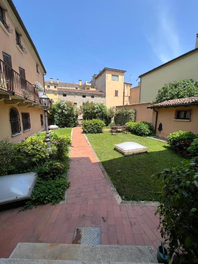 Il Salotto Sul Rio Apartment Мантова Екстериор снимка